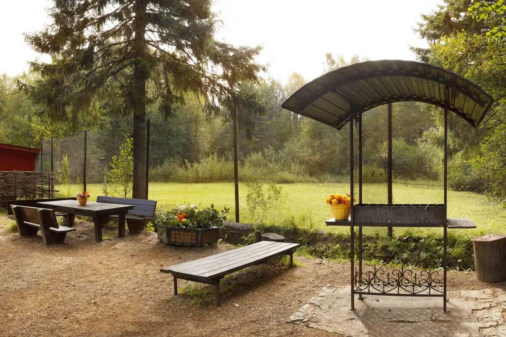 Отдых на природе в беседках в Перми на территории спортивно-развлекательного комплекса «Австерия»