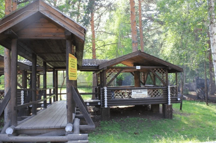 Деревянная веранда с мангалом на 12 человек — Спортивный комплекс «УКТУС»