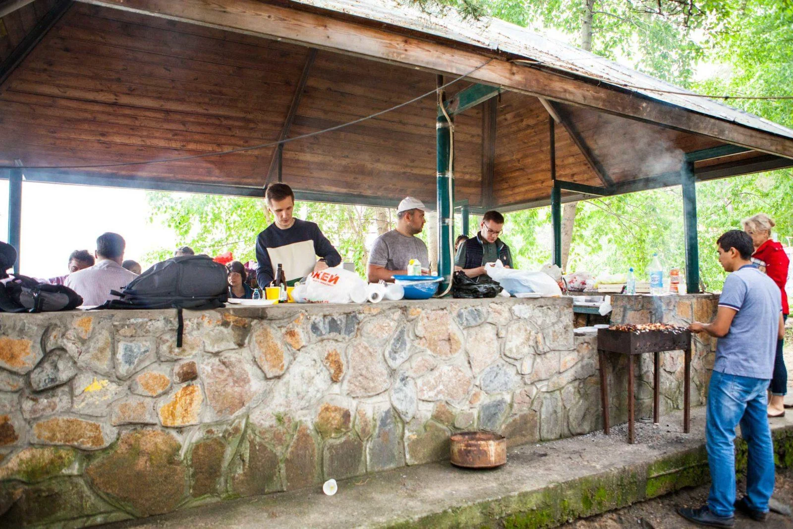 Снять беседку на 12 человек с мангалом у воды