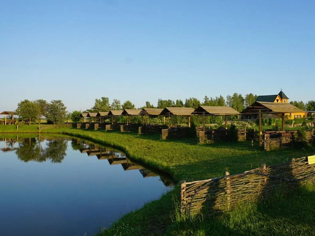 Беседки на семейном пруду с навесом и мангалом
