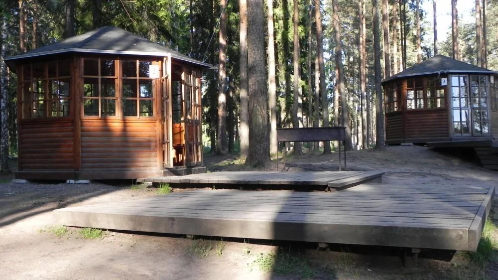 Несколько уютных беседок для отдыха на Коркинском озере