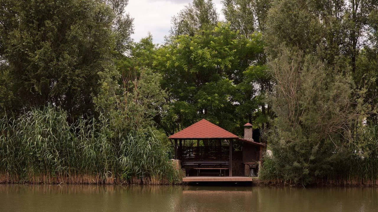 Беседки в Симферополе на Киевской в ресторане «Рыбацкая деревня»