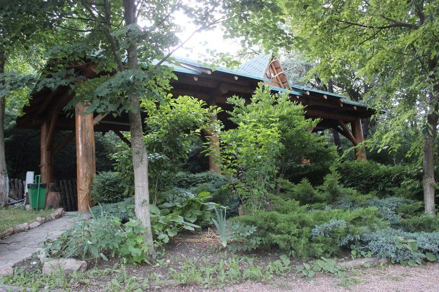 Большой навес № 4 с вместимостью до 40 человек на Грушевом озере