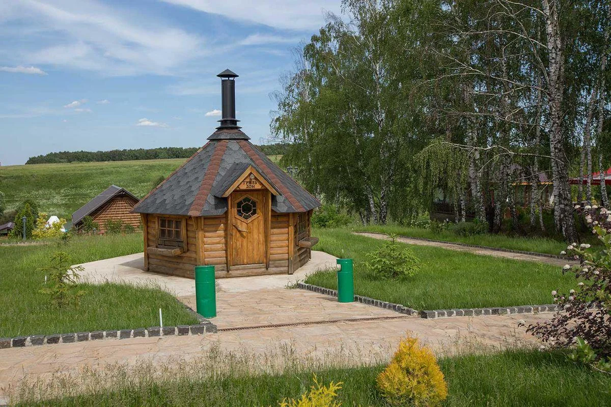 Орловский Парк Отель. Мангальные беседки на берегу озера Людовна.