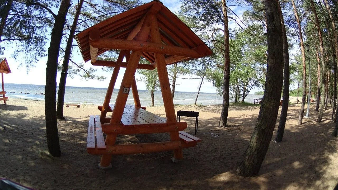 Небольшая беседка на 8 человек на берегу Финского залива