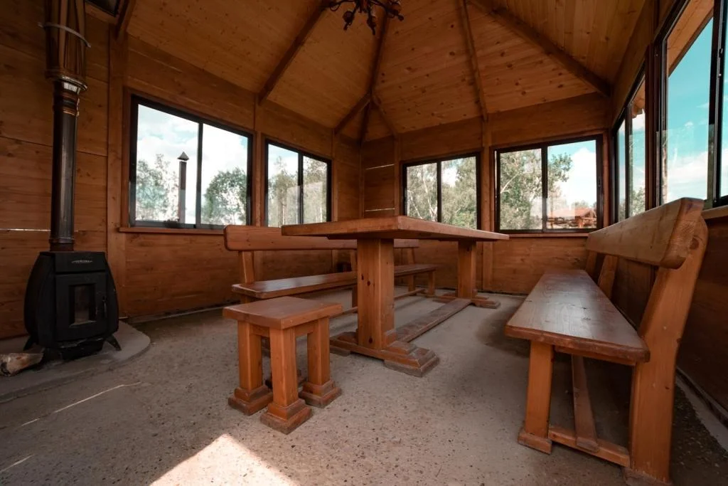 Теплая беседка для рыбалки с мангалом на базе отдыха «Ихтиолог»