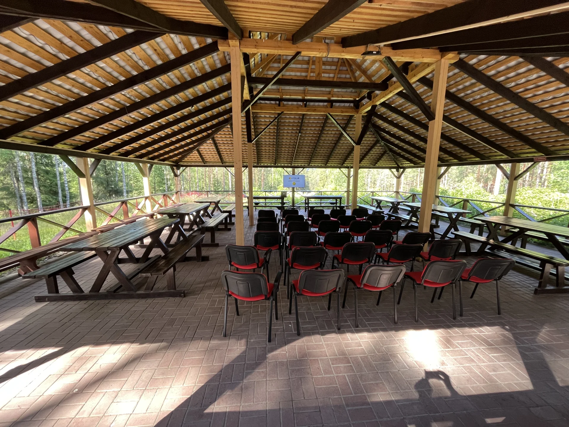 Крытая беседка вместимостью до 80 человек