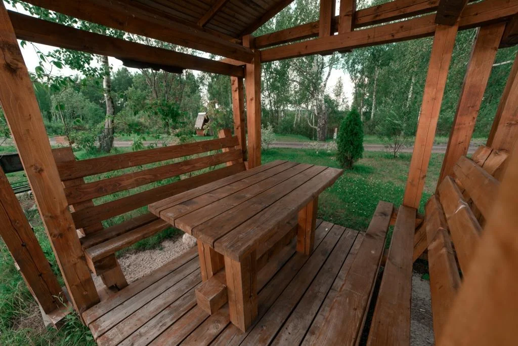 Качающаяся беседка с мангалом возле воды на 8 человек