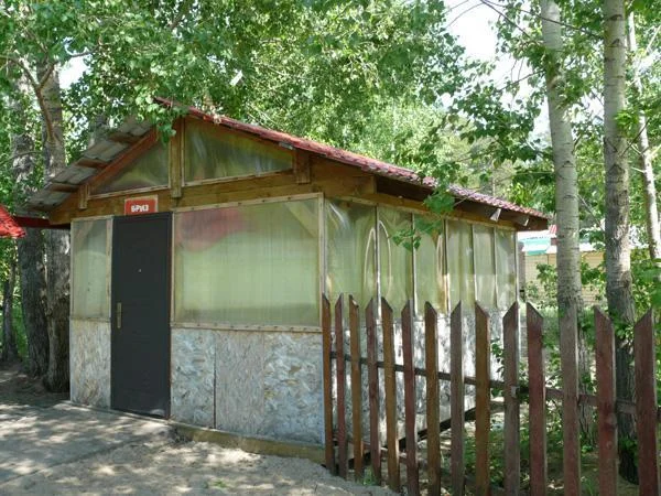 Комфортная закрытая деревянная беседка на 20 человек