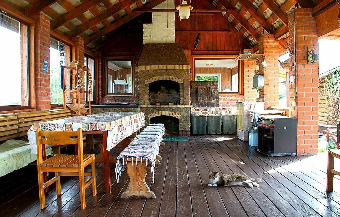 Зона барбекю, мангальная зона и территория в базе отдыха «Большекулачье» в аренду