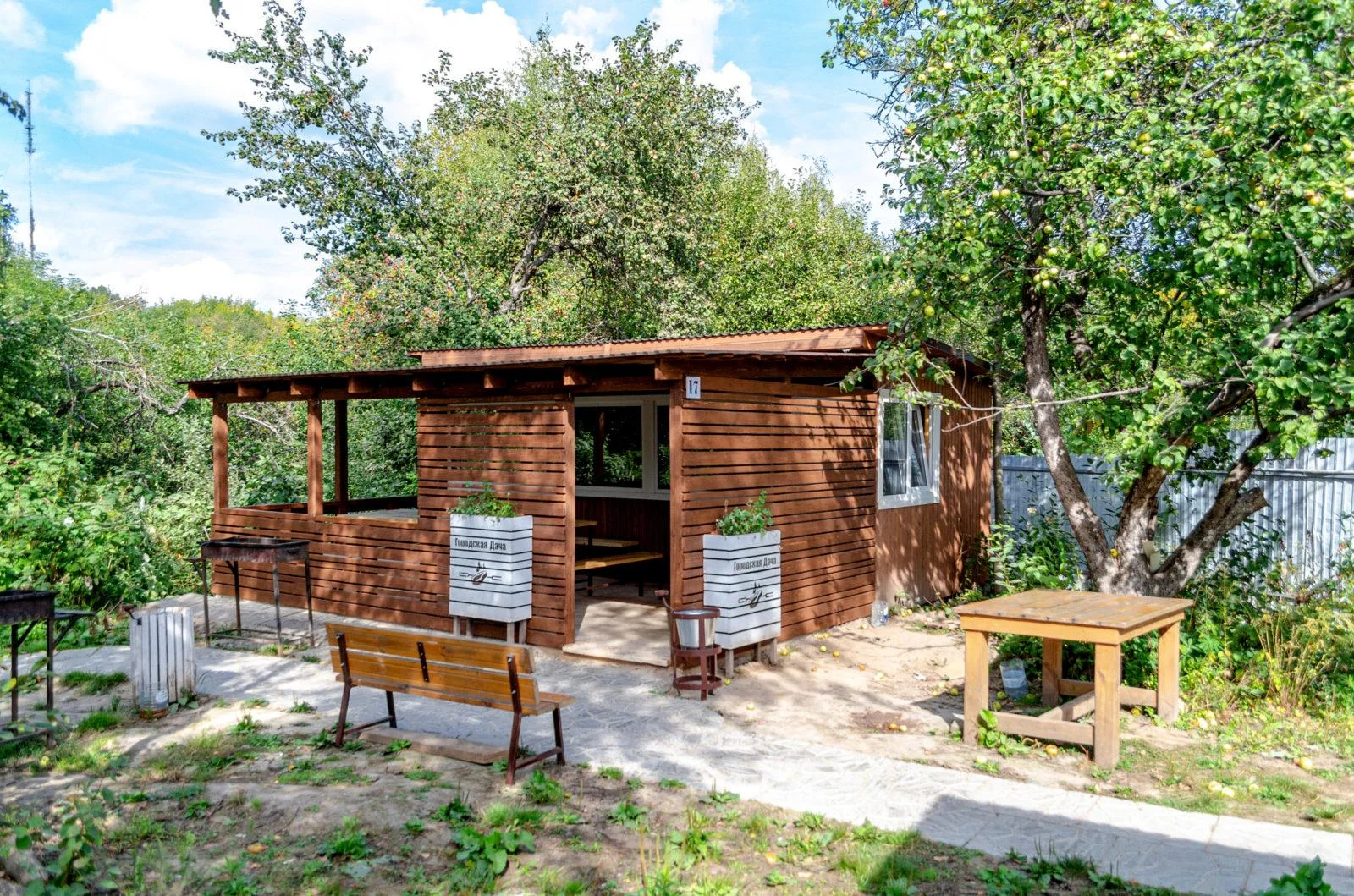 Теплая беседка с мангалом вместимостью до 20 человек «Городская дача»