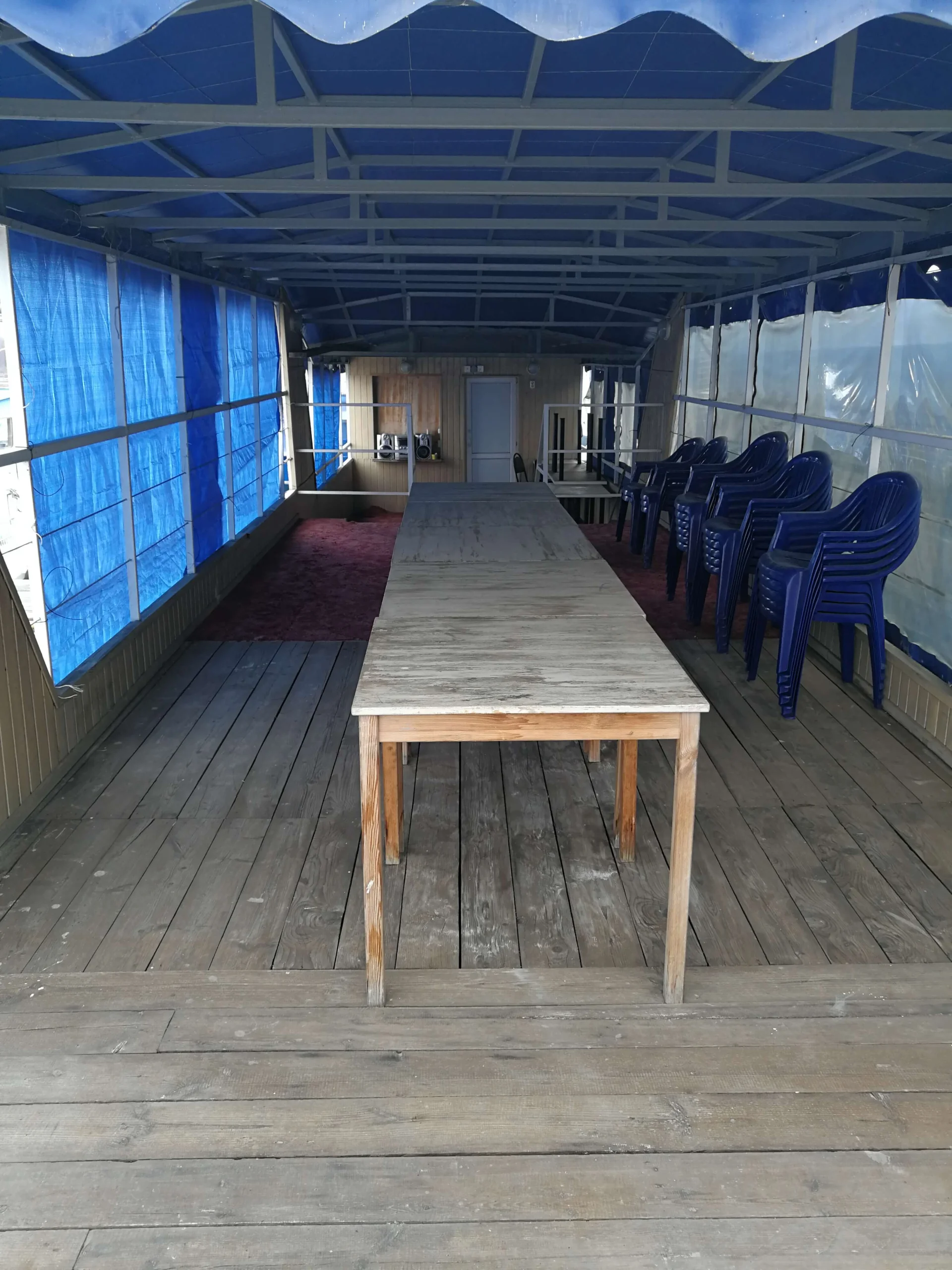 Летняя беседка на стоячем теплоходе