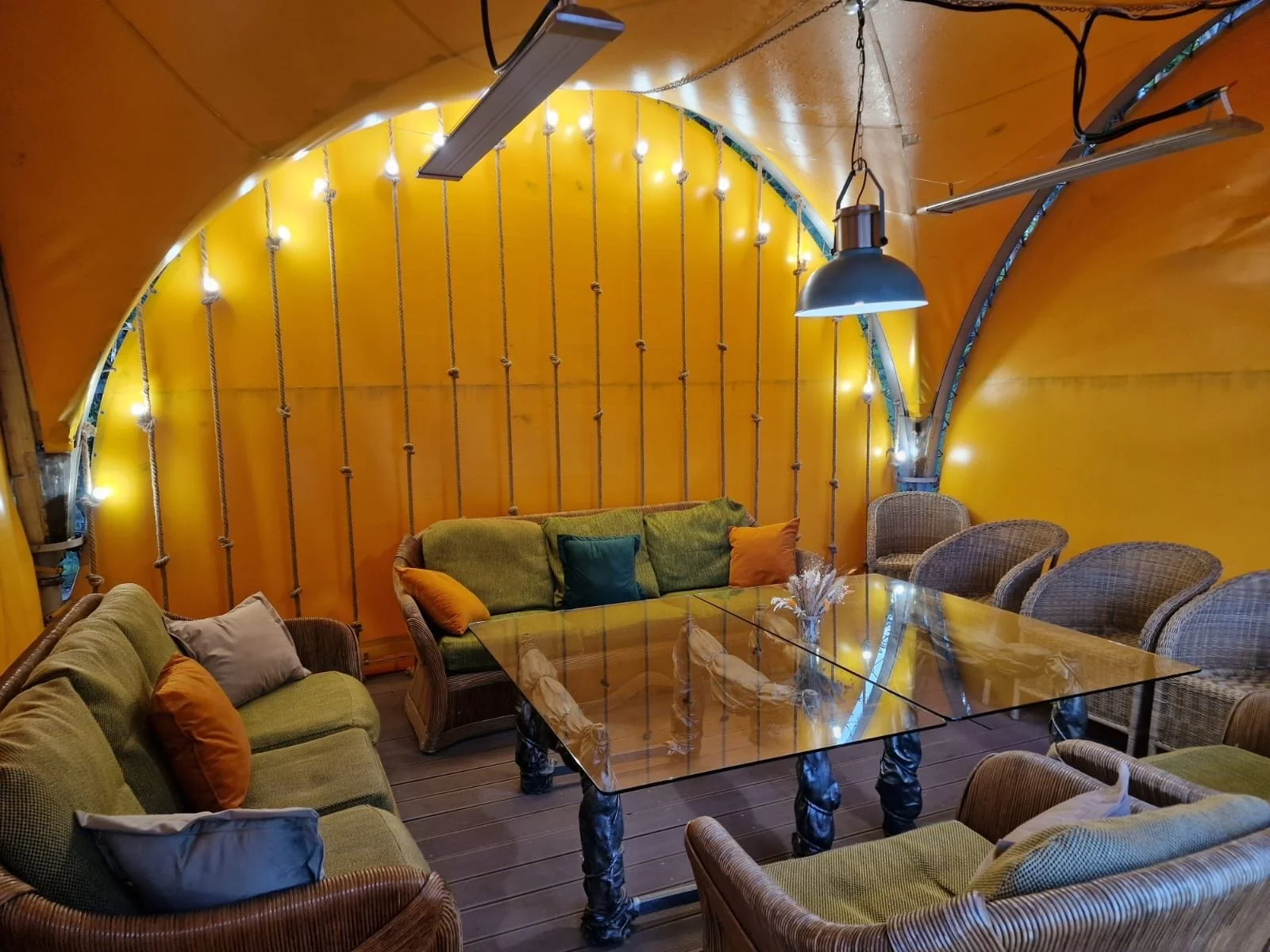 Аренда шатров береговой линий на 10-15 человек в гостинично-развлекательном комплексе «Малибу»