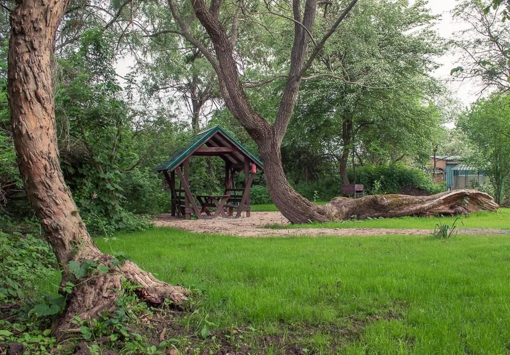 Малая беседка для шашлыка вместимостью до 6 человек на Грушевом озере