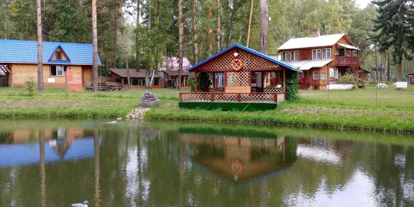 Несколько уютных беседок на базе отдыха «Обские Просторы»