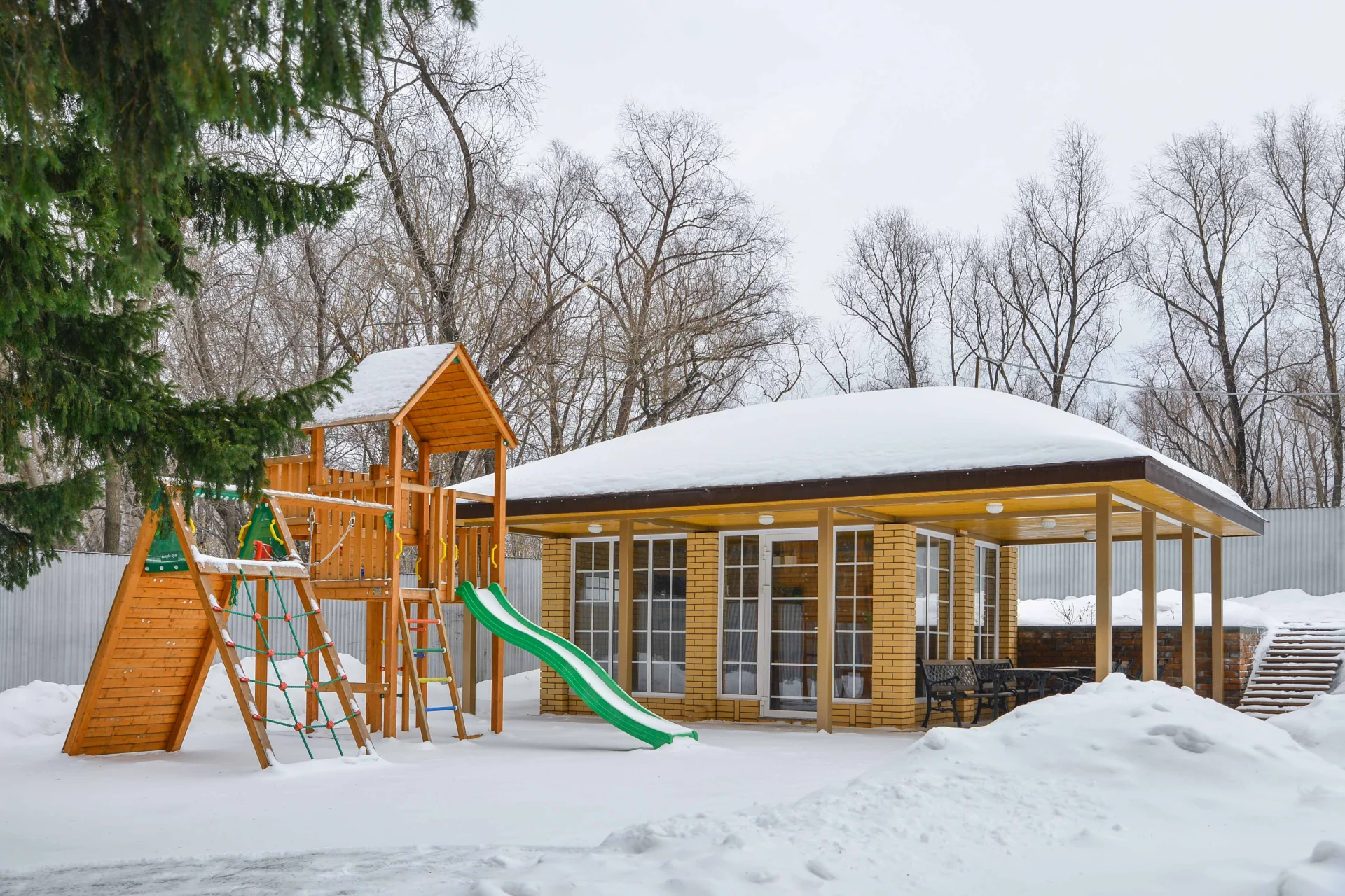 Уютные беседки для отдыха в парк-шале “Бенилюкс”