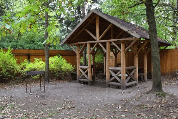 Бревенчатая беседка на 15 человек с мангалом для шашлыка