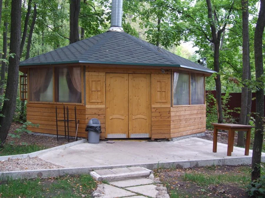 Открытые беседки барбекю в парк-отеле Дубрава