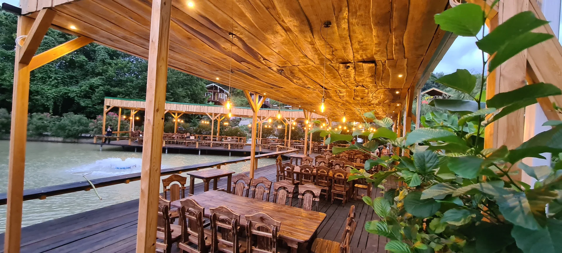 Проведение праздничных мероприятий в бальшой веранде рассчитана на 130 человек на Ачигварское озеро