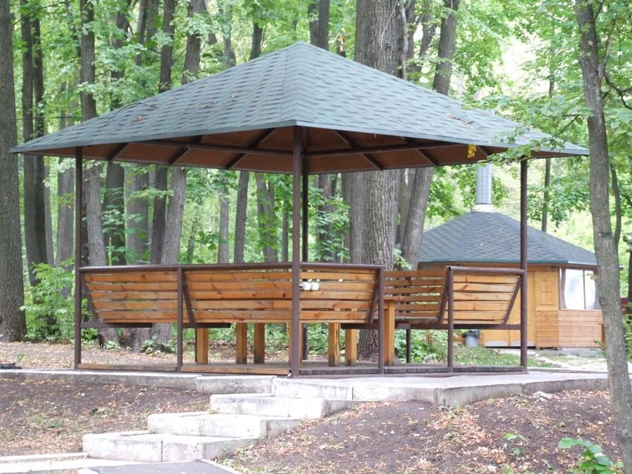 Открытые беседки барбекю в парк-отеле Дубрава