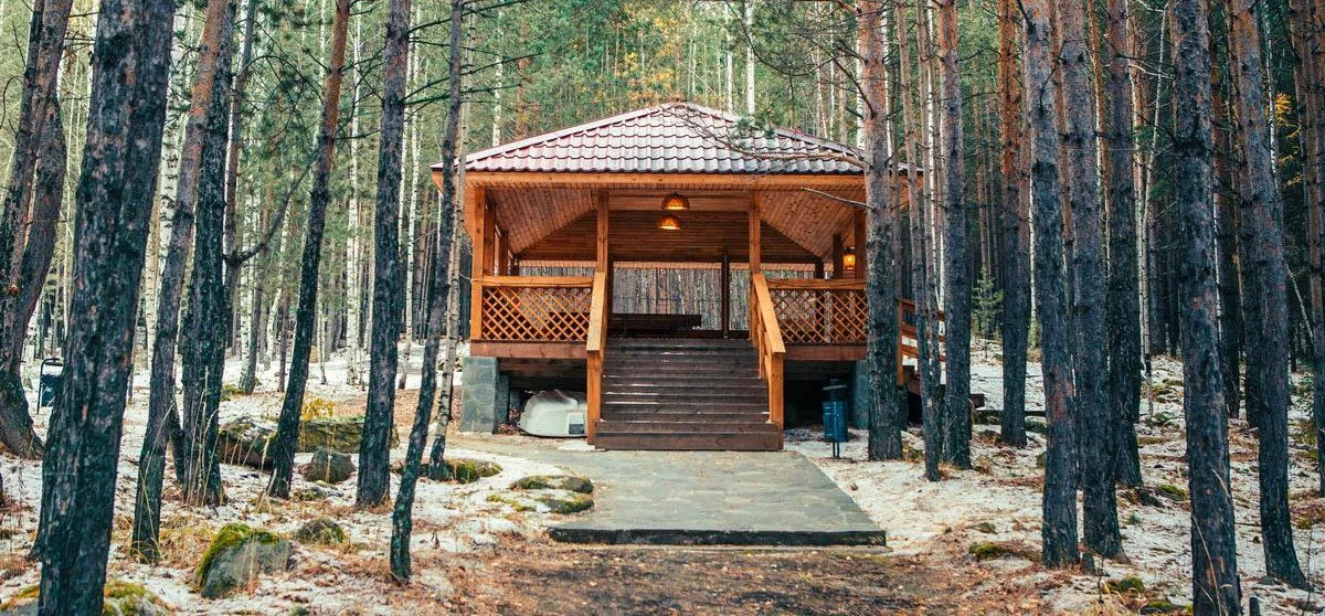 Беседка в сосновом бору вблизи берега озера Таватуй