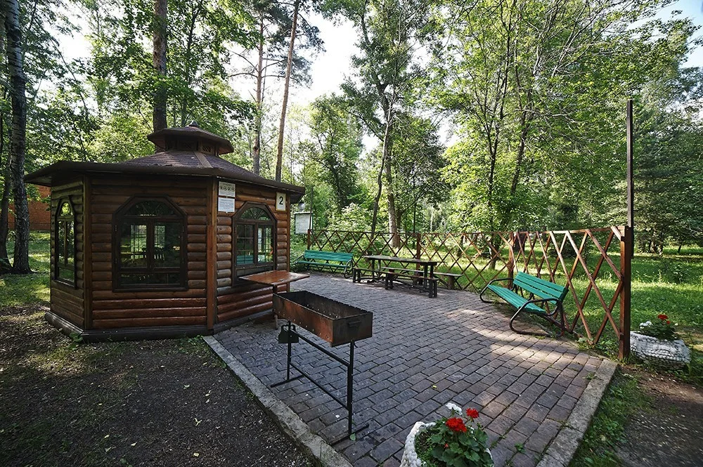 Беседка с мангалом для шашлыка на территория санатория