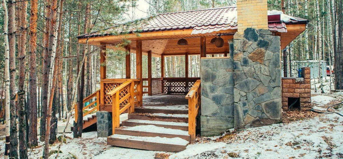 Беседка в сосновом бору вблизи берега озера Таватуй