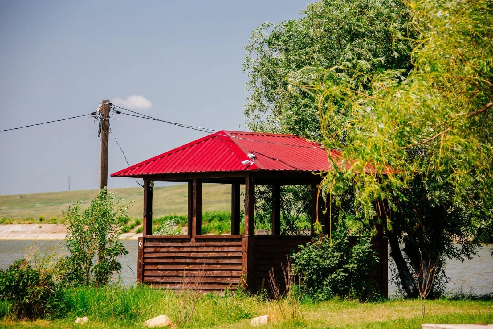 Маленькая беседка до 8 человек — Рыболовная база «Родные просторы»