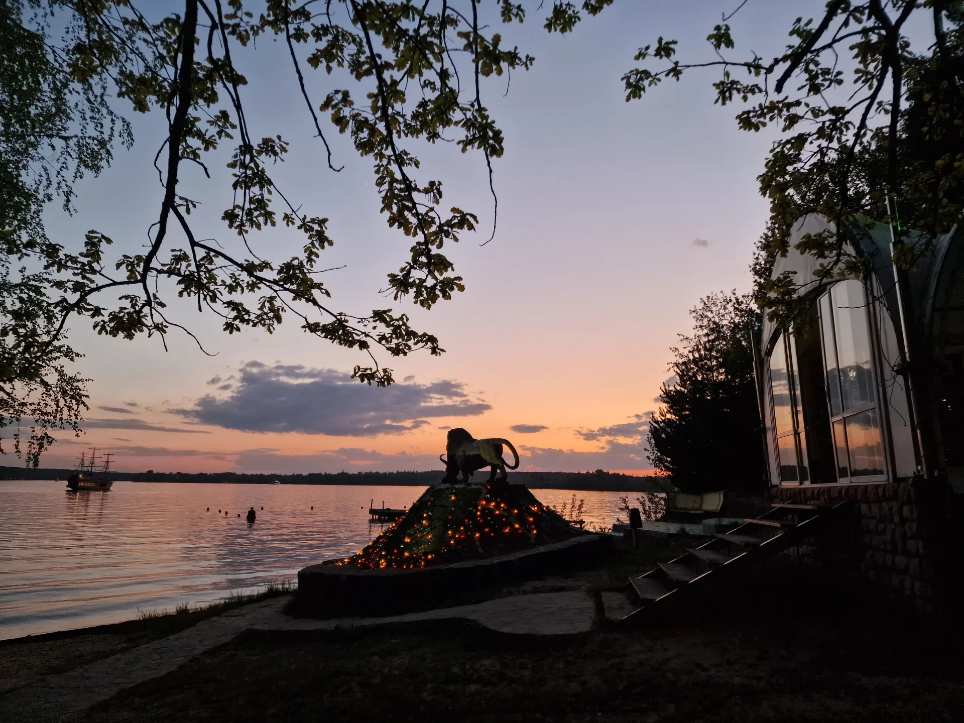 Аренда шатров береговой линий на 10-15 человек в гостинично-развлекательном комплексе «Малибу»