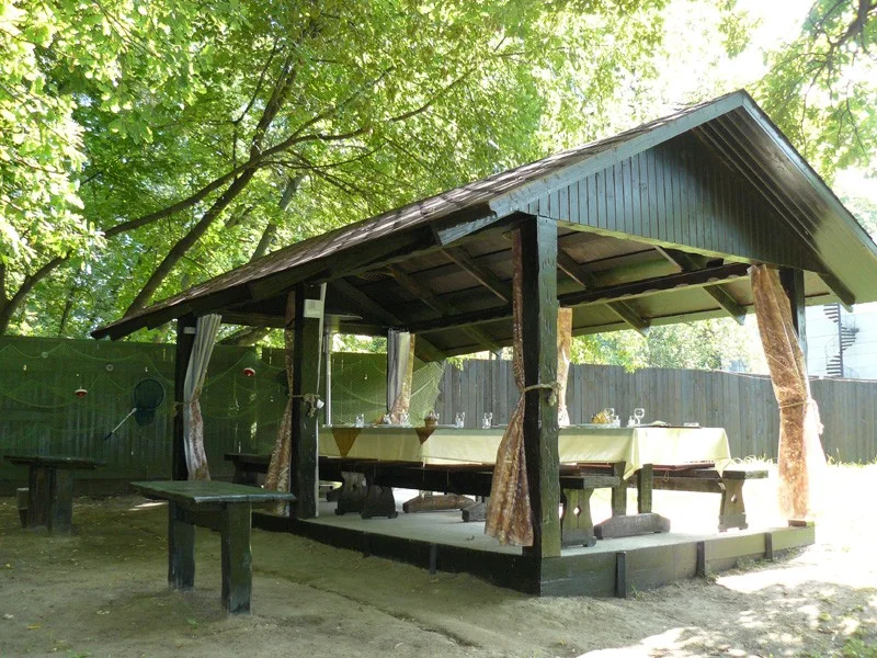 Аренда дубового шалаша в ресторане «Рыбацкая деревня» в Москве