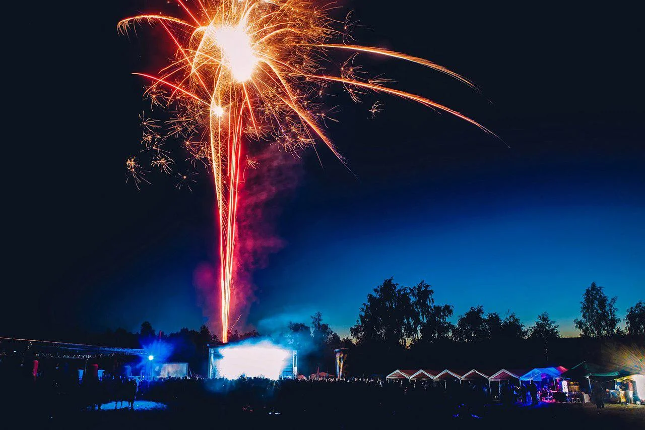 Поле со сценой для проведения корпоративов в аренду на базе «Подсолнухи»