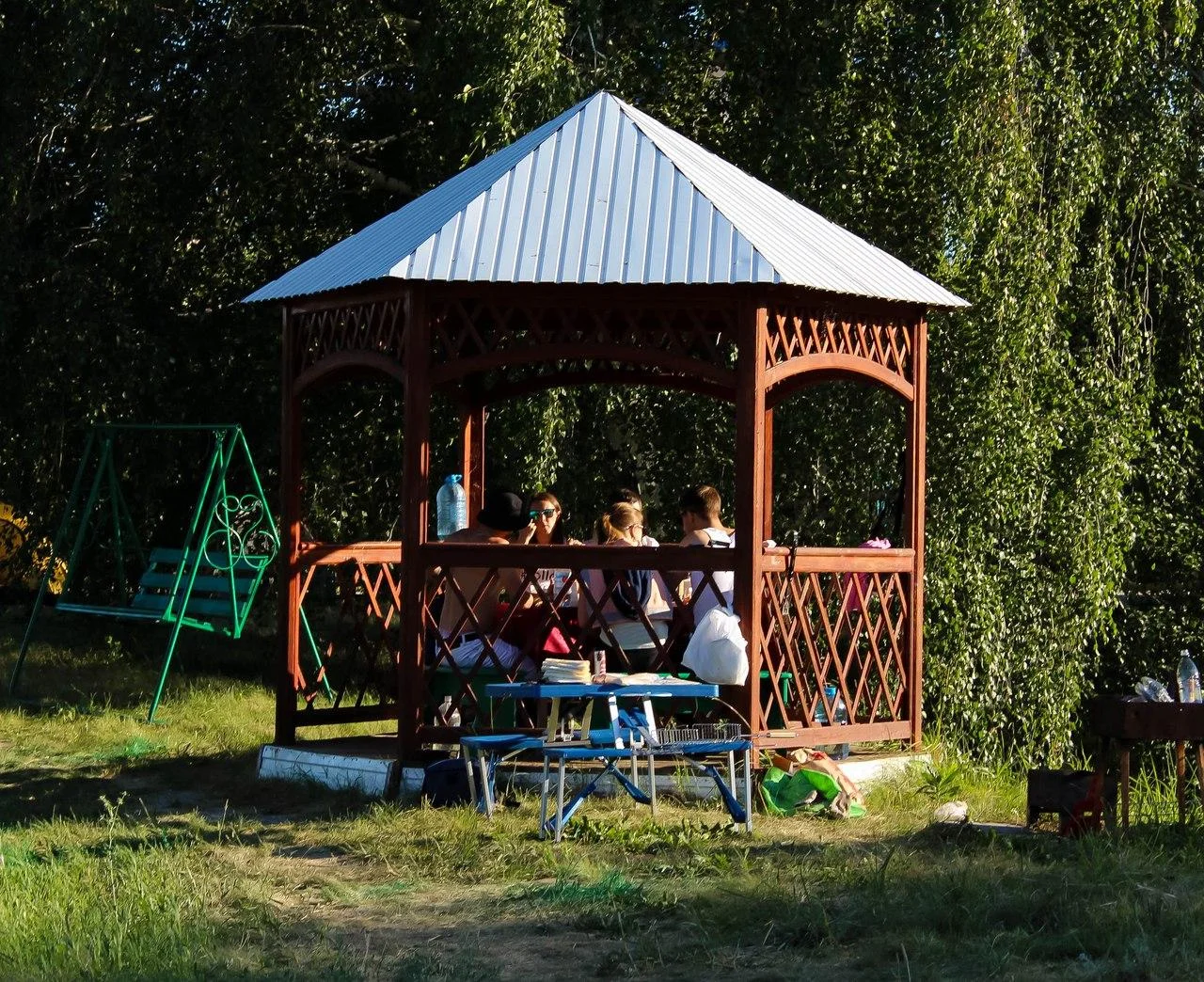 Мангальные зоны вместимостью от 6 до 15 человек на базе отдыха «Подсолнухи»