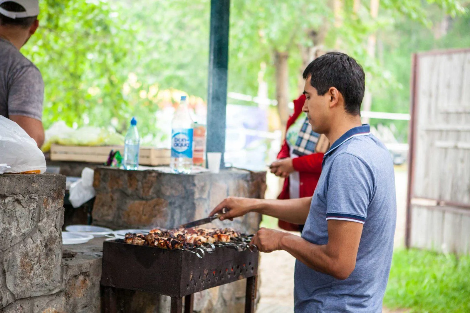 Снять беседку на 12 человек с мангалом у воды