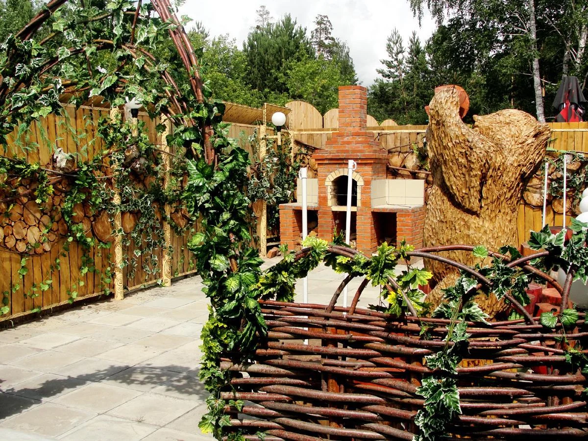 Огороженная площадка для отдыха на 25 человек