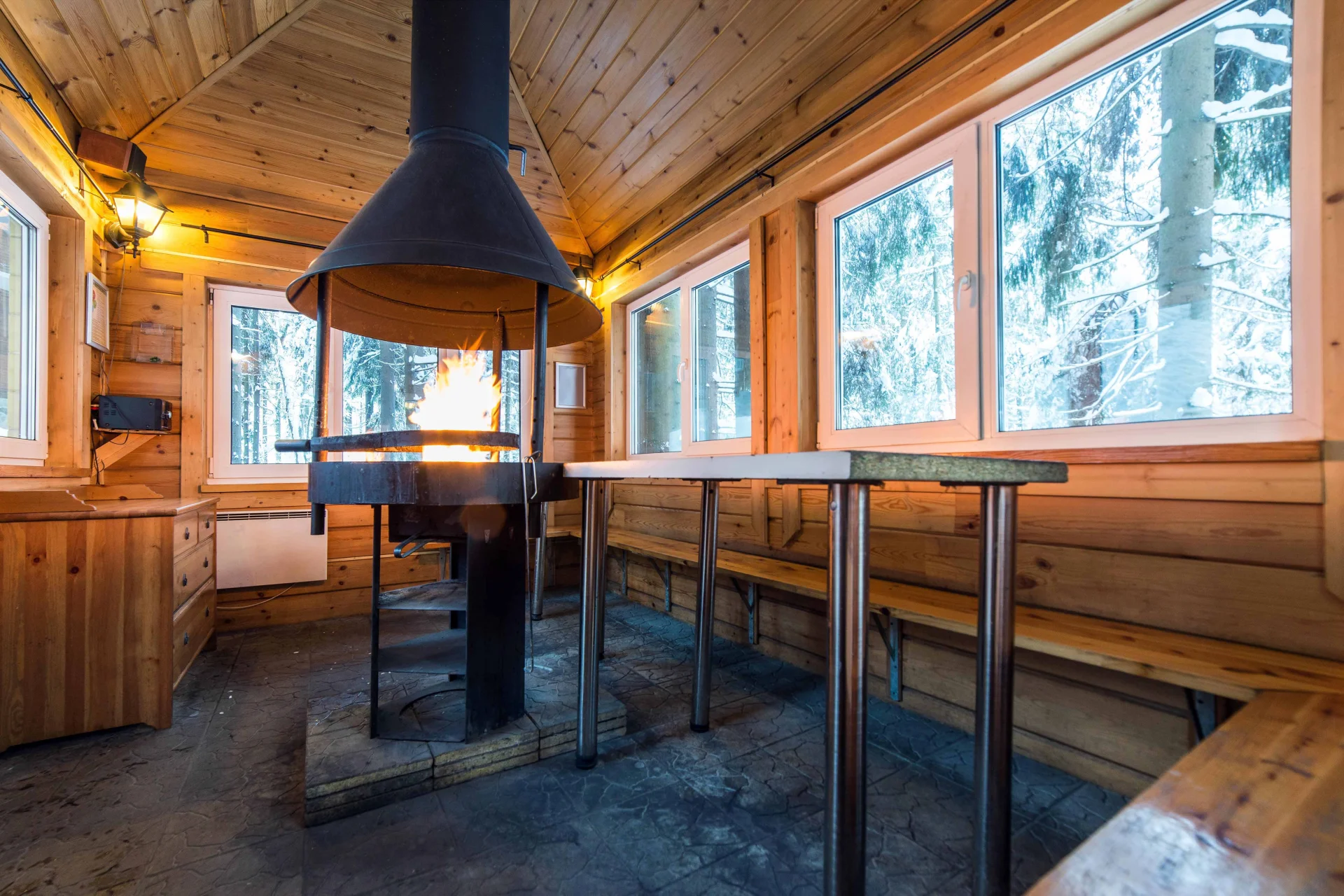 Теплая беседка со встроенным мангалом вместимостью до 15 человек