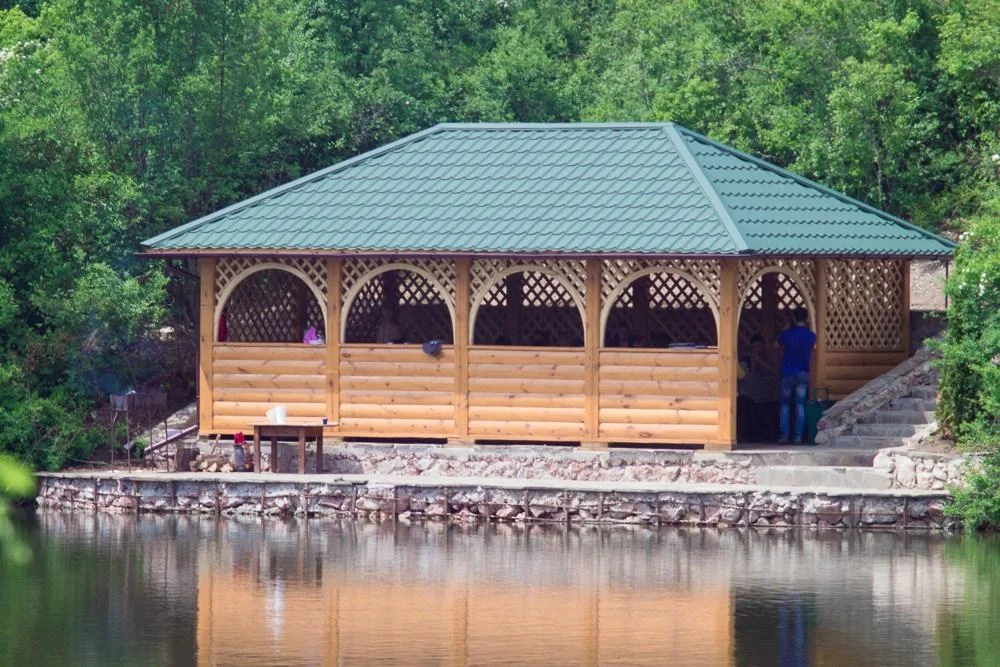 Большая беседка вместимостью до 30 человек на Грушевом озере