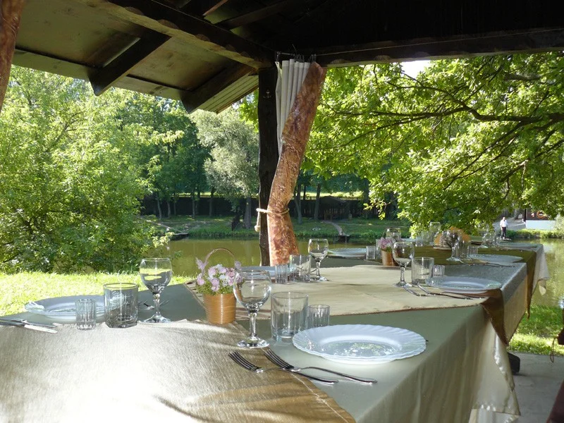 Аренда дубового шалаша в ресторане «Рыбацкая деревня» в Москве