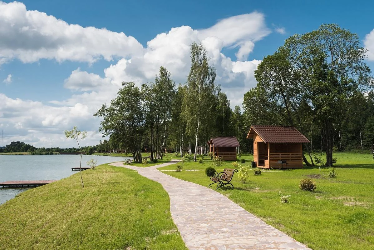 Рыболовная усадьба «Золотые караси» — аренда беседок и мангальных зон