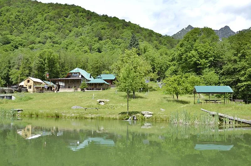 Снять гостевых домиков на территорий Ачигварского озера