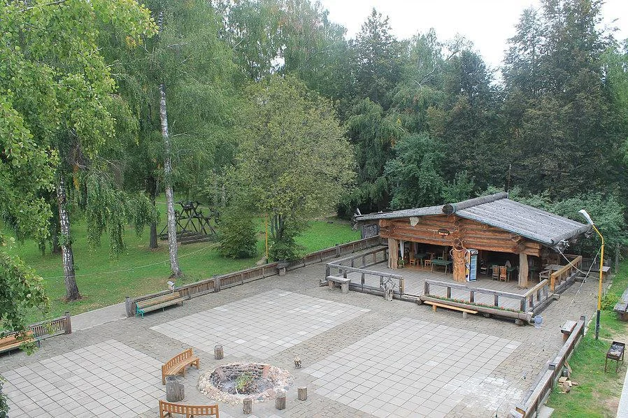 Беседки и площадки для отдыха на территории Шале-отеля «Таежные Дачи»