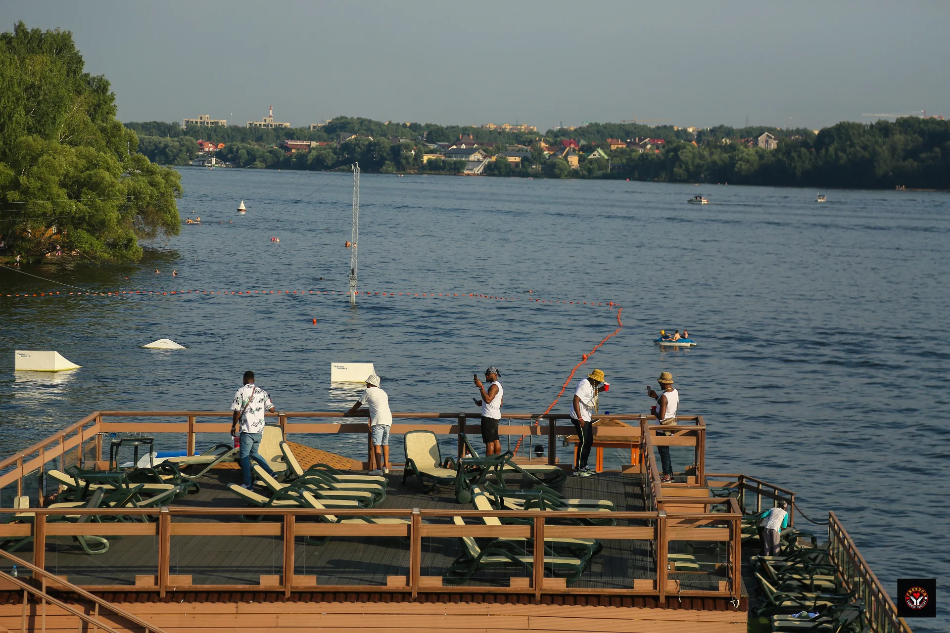 Аренда зала на воде «Стеклянный бар» с бассейнами