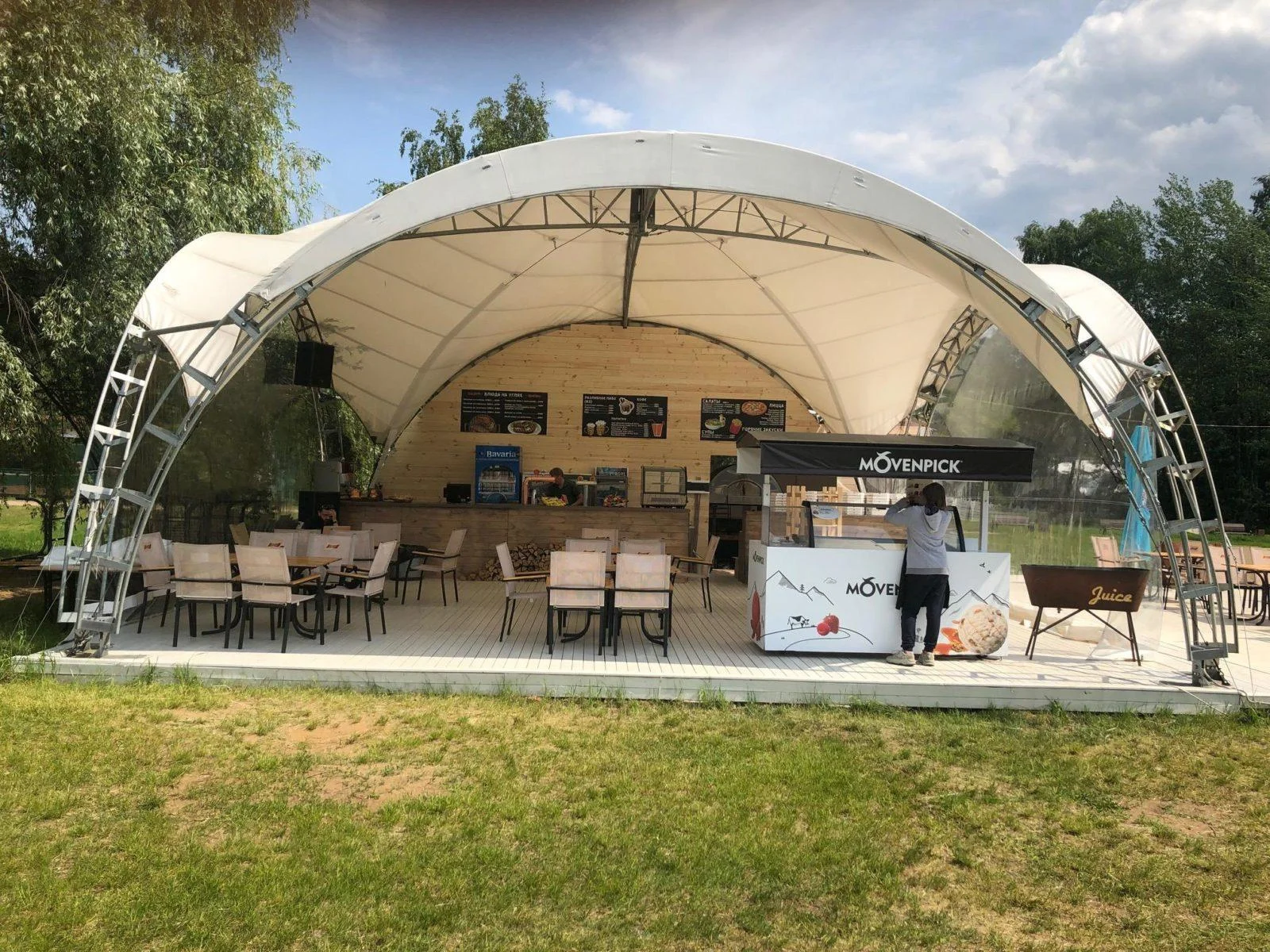 Шатер 100 кв.м находится в пяти метрах от кромки воды