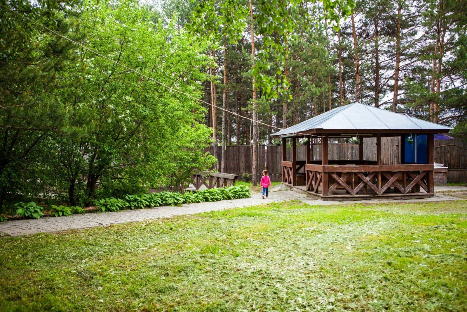 Беседка у озера с мангалом на 24 человека в «Парке У Моря»