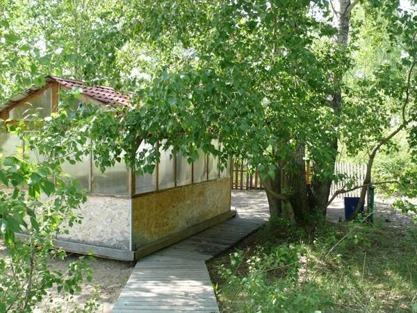 Комфортная закрытая деревянная беседка на 20 человек