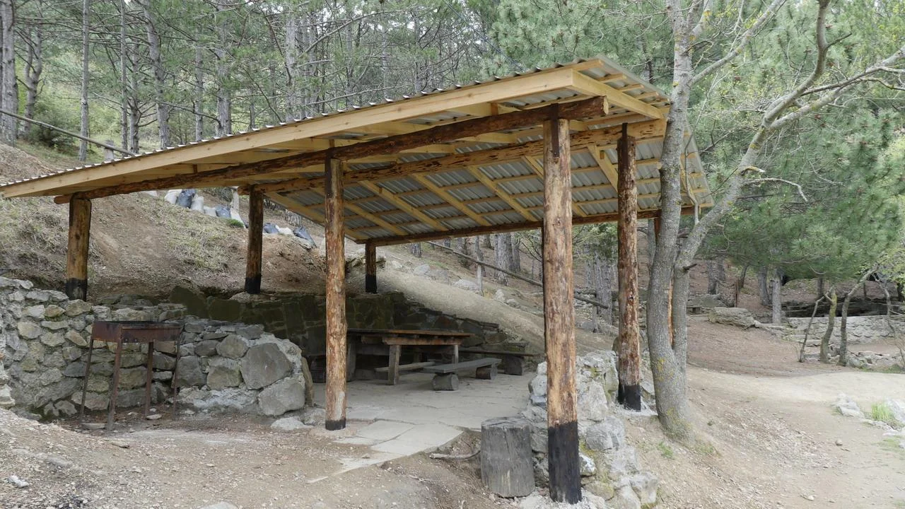 Беседки у воды с мангалом для шашлыка в Васильевке