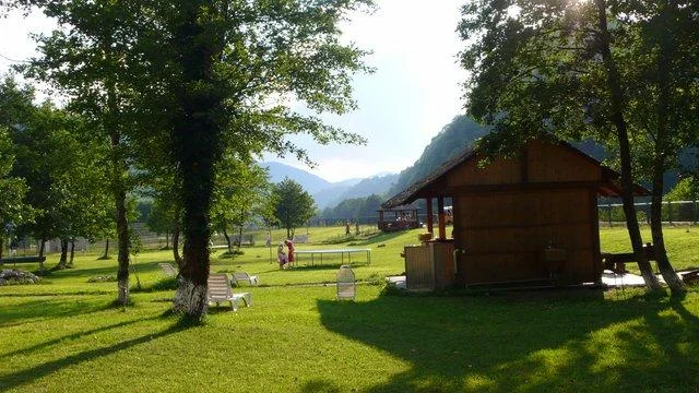 Отдых в беседках и шатрах вместимостью от 6 до 50 человек на территории комплекса «Шахе»