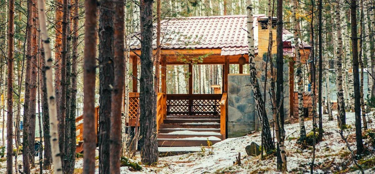 Беседка в сосновом бору вблизи берега озера Таватуй