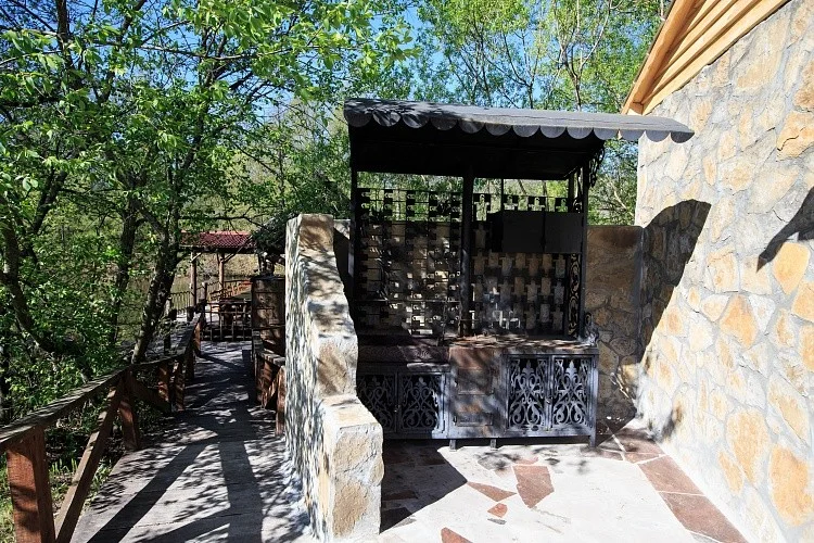 Теплая / закрытая беседка на 15 человек с мангалом РГК — Русская Охота