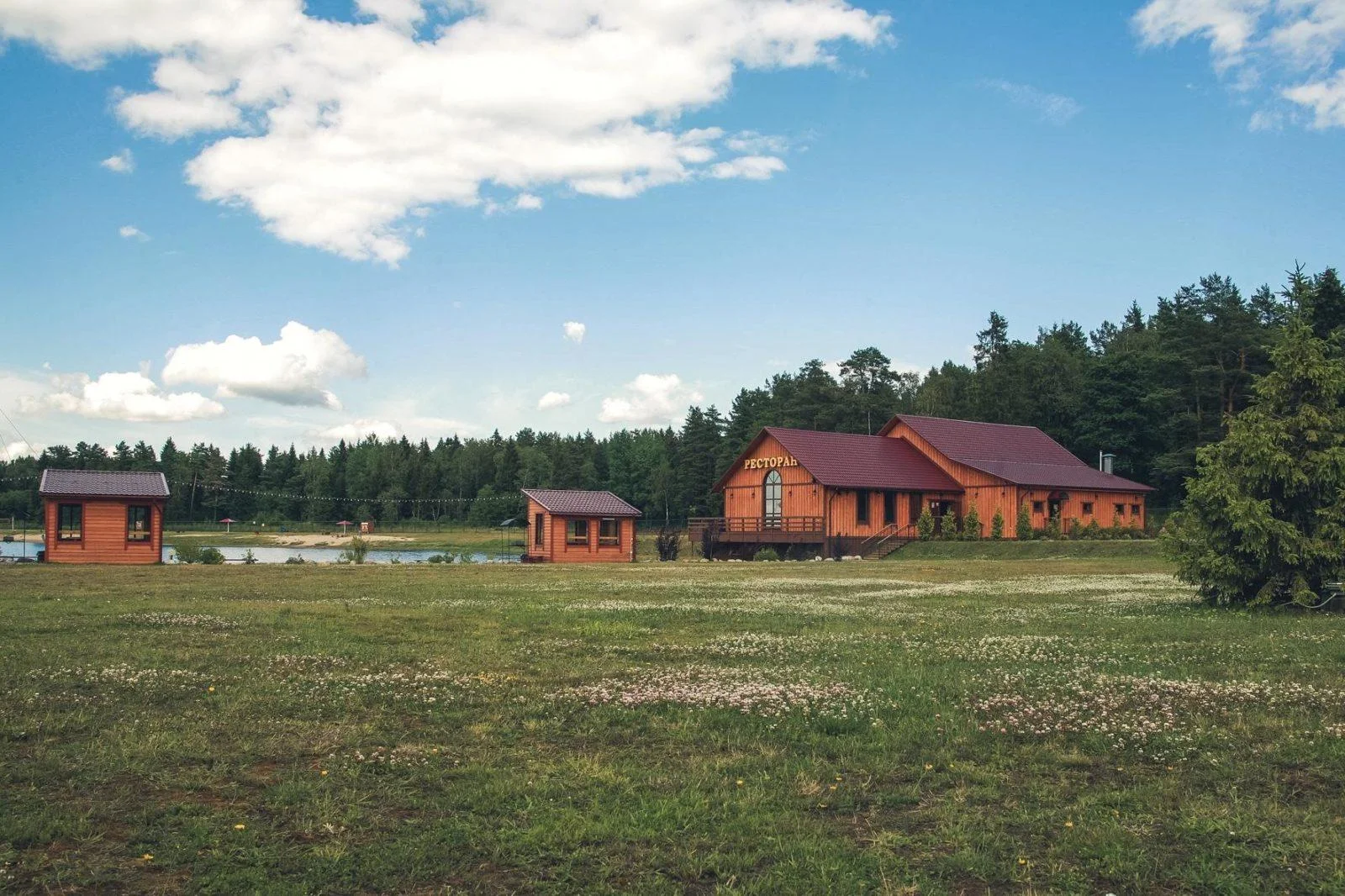 Большие закрытые беседки на базе отдыха «Петрушинскиий хутор»