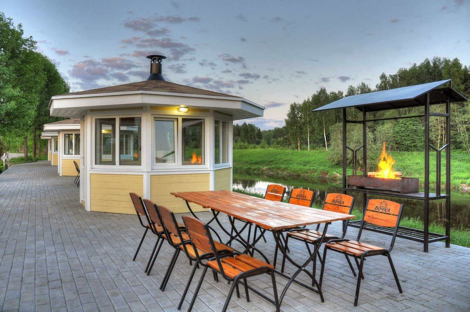 Беседки с мангалами в парк отеле “Прибрежный Ярбург”